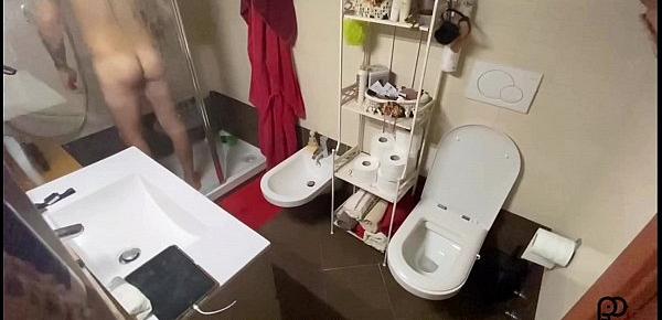 Ragazzo spiato mentre si fa la doccia e si masturba